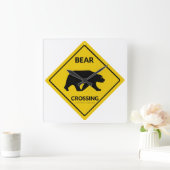 SlipperyJoe's Bärenkreuzschild trägt Silhouette w Quadratische Wanduhr (Zuhause)