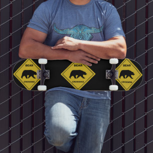 SlipperyJoe's Bärenkreuzschild trägt Silhouette w Skateboard
