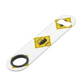 SlipperyJoe's Bärenkreuzschild trägt Silhouette w Speed Flaschenöffner (Vorderseite Schrägansicht)