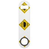 SlipperyJoe's Bärenkreuzschild trägt Silhouette w Speed Flaschenöffner (Rückseite)