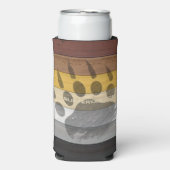 SlipperyJoe's Bärenpride-Fahne Holzbodenstruktur Selters Dosenkühler (Seltzer Vorderseite)