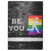 SlipperyJoe's Be You Backsteinwall Strichmännchen  Klemmbrett (Rückseite)