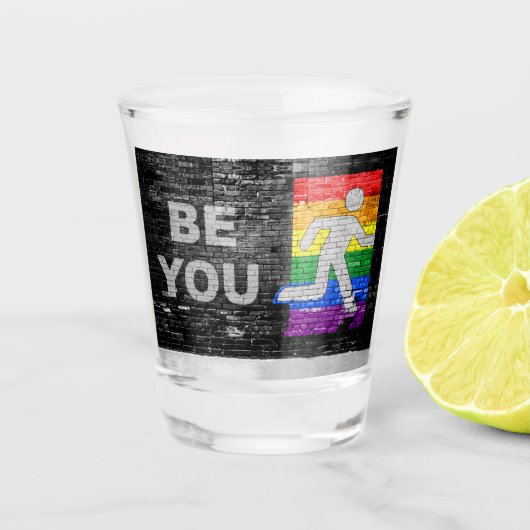 SlipperyJoe's Be You brick wall stick figure rainb Schnapsglas (Vorderseite)