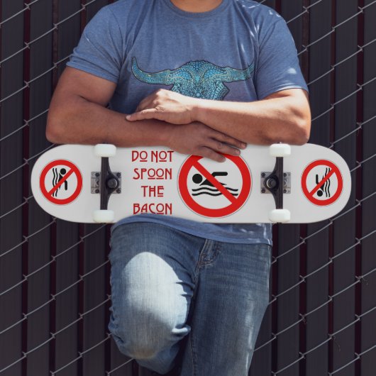SlipperyJoe's Don't Spoon Bacon rote Warnung Mann Skateboard (Außenbereich 3)