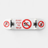 SlipperyJoe's Don't Spoon Bacon rote Warnung Mann Skateboard (Horizontal)