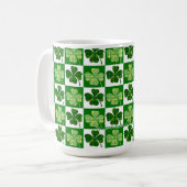 SlipperyJoe's grüne vierblättrige Klee Saint Patri Kaffeetasse (Vorderseite Links)