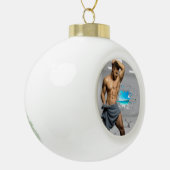 SlipperyJoe's Handtuch gebrochen, weiße Ziegelwand Keramik Kugel-Ornament (Links)