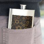 SlipperyJoe's Happy Hanukkah mehrere Sterne von Da Flachmann<br><div class="desc">SlipperyJoe's Happy Hanukkah multiple Stars of David Muster künstlerische Feier Jüdische Identität Erbe Hebräische Chanukah Geschenke Dekorationen Judaismus signifikante Symbol Religion verschiedenen Größen braune Goldtönen visuell ansprechend komplexe Design</div>