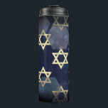SlipperyJoe's Happy Hanukkah Multiple Star von Dav Thermosbecher<br><div class="desc">SlipperyJoe's Happy Hanukkah Multiple Star of David Symbole künstlerische Feier Judisch Hebräisch Chanukah Geschenke Dekorationen Judaismus Religion signifikante symbolische kulturelle religiöse Kontexte verschiedenen hexagonalen Formen dunkelblau lila Farben dunkelabstrakte Hintergrund Lagen strukturierte Darstellung</div>