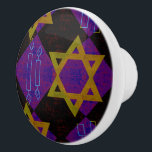 SlipperyJoe's Happy Hanukkah Star von David menora Keramikknauf<br><div class="desc">SlipperyJoe's Happy Hanukkah Star von David menorah Dreidel künstlerische Feier Candles Jüdische Hebräische Chanukah Schenkungen Dekorationen Judaismus Religionskultur religiöse Praktiken Traditionen geometrische symbolische Gestaltungstiefe Kontrast Ordnung Symmetrie</div>