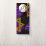 SlipperyJoe's Happy Hanukkah Star von David menora Türanhänger<br><div class="desc">SlipperyJoe's Happy Hanukkah Star von David menorah Dreidel künstlerische Feier Candles Jüdische Hebräische Chanukah Schenkungen Dekorationen Judaismus Religionskultur religiöse Praktiken Traditionen geometrische symbolische Gestaltungstiefe Kontrast Ordnung Symmetrie</div>