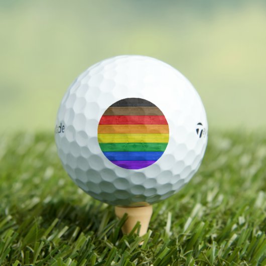 SlipperyJoe's Inclusive Gay Pride Flag strukturier Golfball (Insitu T-Shirt)