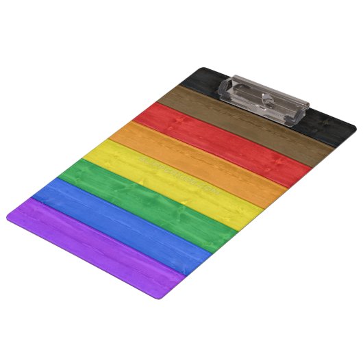 SlipperyJoe's Inclusive Gay Pride Flag strukturier Klemmbrett (Schrägansicht)