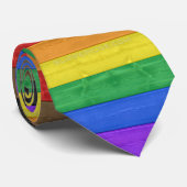 SlipperyJoe's Inclusive Gay Pride Flag strukturier Krawatte (Gerollt)