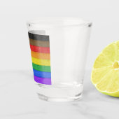 SlipperyJoe's Inclusive Gay Pride Flag strukturier Schnapsglas (Rechts)