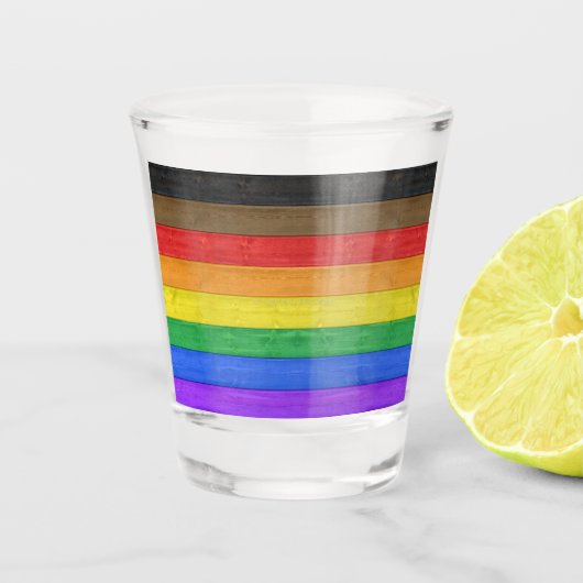 SlipperyJoe's Inclusive Gay Pride Flag strukturier Schnapsglas (Vorderseite)