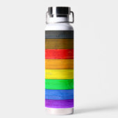SlipperyJoe's Inclusive Gay Pride Flag strukturier Trinkflasche (Rückseite)