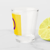 SlipperyJoe's Intersex Stolz-Fahne gelb Hintergrun Schnapsglas (Rechts)