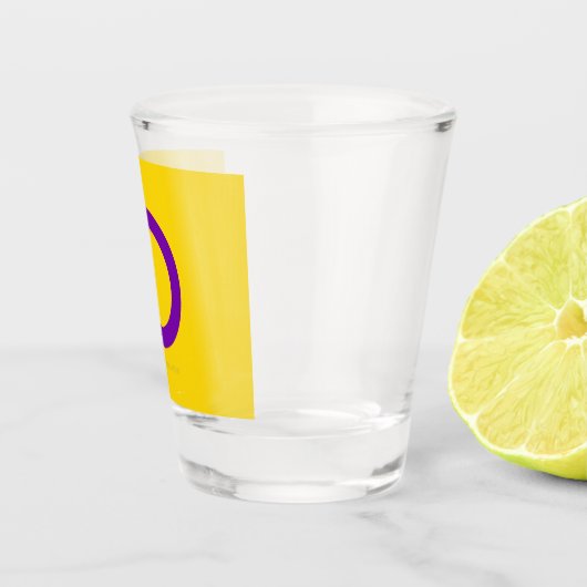 SlipperyJoe's Intersex Stolz-Fahne gelb Hintergrun Schnapsglas (Rechts)