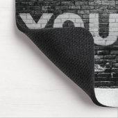 SlipperyJoe's künstlerische Be You Gay Pride-Gesch Mousepad (Ecke)