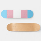 SlipperyJoe's künstlerisches Transgender-Pride-Fla Skateboard (Horizontal)