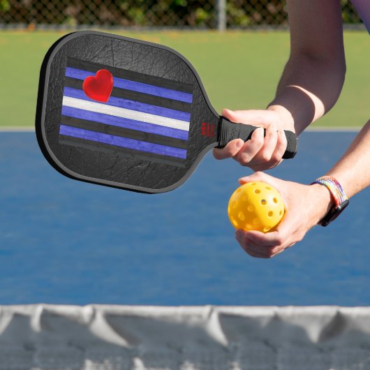 SlipperyJoe's Lederstolperflagge schwarz königsbla Pickleball Schläger (InSitu)