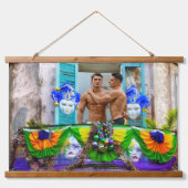 SlipperyJoe's Mardi Gras Männer lila goldgrüner Ba Wandteppich Mit Holzrahmen (Vorne)