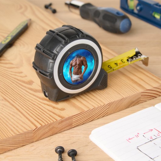 SlipperyJoe's muskulöse, bärtige, weiße Unterwäsch Maßband (Holzbau)