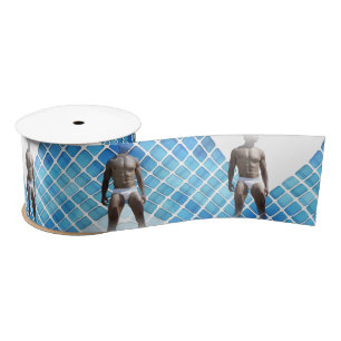 SlipperyJoe's muskulöser Mann Six-Pack-Bauch weiße Satinband