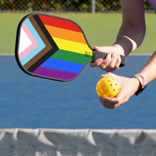 SlipperyJoe's Progress Pride Flag Gay-Geschenke LG Pickleball Schläger (InSitu)