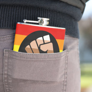 SlipperyJoes Regenbogenflagge mit erhobener Faust Flachmann