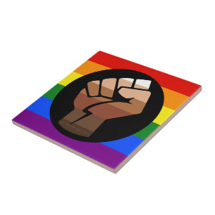 SlipperyJoes Regenbogenflagge mit erhobener Faust Fliese