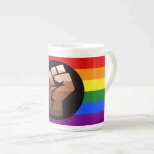 SlipperyJoes Regenbogenflagge mit erhobener Faust Porzellantasse