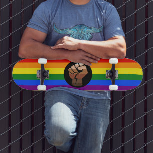 SlipperyJoes Regenbogenflagge mit erhobener Faust Skateboard