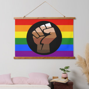 SlipperyJoes Regenbogenflagge mit erhobener Faust Wandteppich Mit Holzrahmen