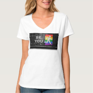 SlipperyJoes Regenbogenstolz-Farben-Panel Stadtbil T-Shirt