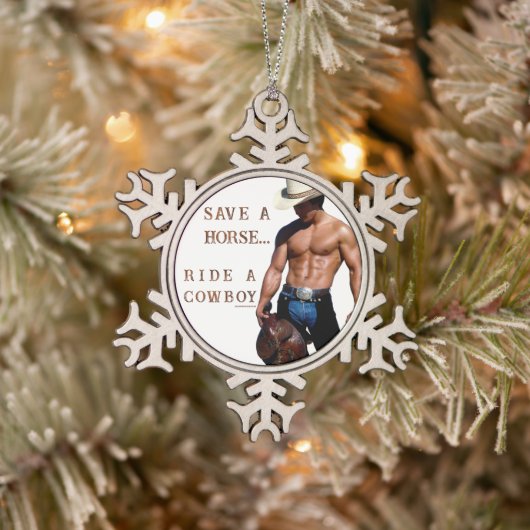 SlipperyJoe's rettend Pferderückfahrt Strohhut Schneeflocken Zinn-Ornament (Baum)