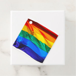 SlipperyJoe's schwule Regenbogenflagge weht rot or Geschenkanhänger