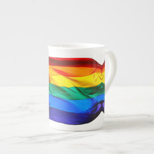 SlipperyJoe's schwule Regenbogenflagge weht rot or Porzellantasse