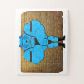 SlipperyJoe's schwuler Muskel Bär Cartoon, während Puzzle (Vertikal)