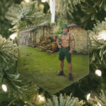 SlipperyJoe's St. Patrick's Day festliche Leprecha Ornament Aus Glas<br><div class="desc">SlipperyJoe's St. Patrick's Day festliche Leprechaun-inspirierte Outfit muskulöser erwachsener Mann posiert im Freien dekorierte rustikale Steinbauten grüne Oberlippe Goldschnalle Shamrock-themed Armbänder oberkörperfrei sehr definierte athletische Figur LGBTQIA-Geschenke Holzfässer gestapelt Bauholz rustikale irische Landschaft fühlt sich gemütlich feierlich Atmosphäre Smaragd-Schleife Hosenträger Shorts weiche goldene hängende Schnur Lichter künstlerische warme Atmosphäre</div>