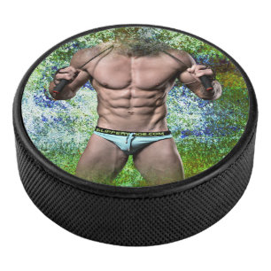 SlipperyJoe's weißer muskulöser sexy Mann Speedo s Eishockey Puck