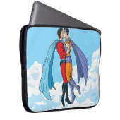 SlipperyJoe's zwei Superhelden küssen Flugwagen Laptopschutzhülle (Vorne Rechts)