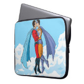SlipperyJoe's zwei Superhelden küssen Flugwagen Laptopschutzhülle (Vorderseite Links)
