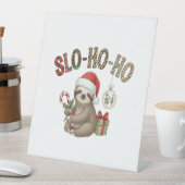 Slo Ho Ho Xmas Sloth Sockelschild (In Situ)