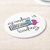 Slogan grandma is loading. Opa en oma worden. Runder Pappuntersetzer (Angewinkelt)