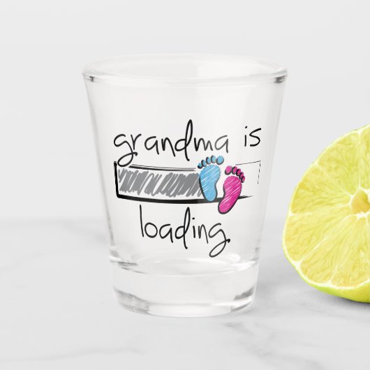 Slogan grandma is loading. Opa en oma worden. Schnapsglas (Vorderseite)