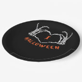 Slogan Halloween. Herzstich aus Skelett Pappteller (Schrägansicht)