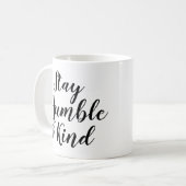 Slogan Tasse | Bescheiden und freundlich Bleibe | (Vorderseite Links)