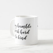 Slogan-Tasse | bleibe bescheidene Arbeit ist stark Kaffeetasse (Vorderseite Links)